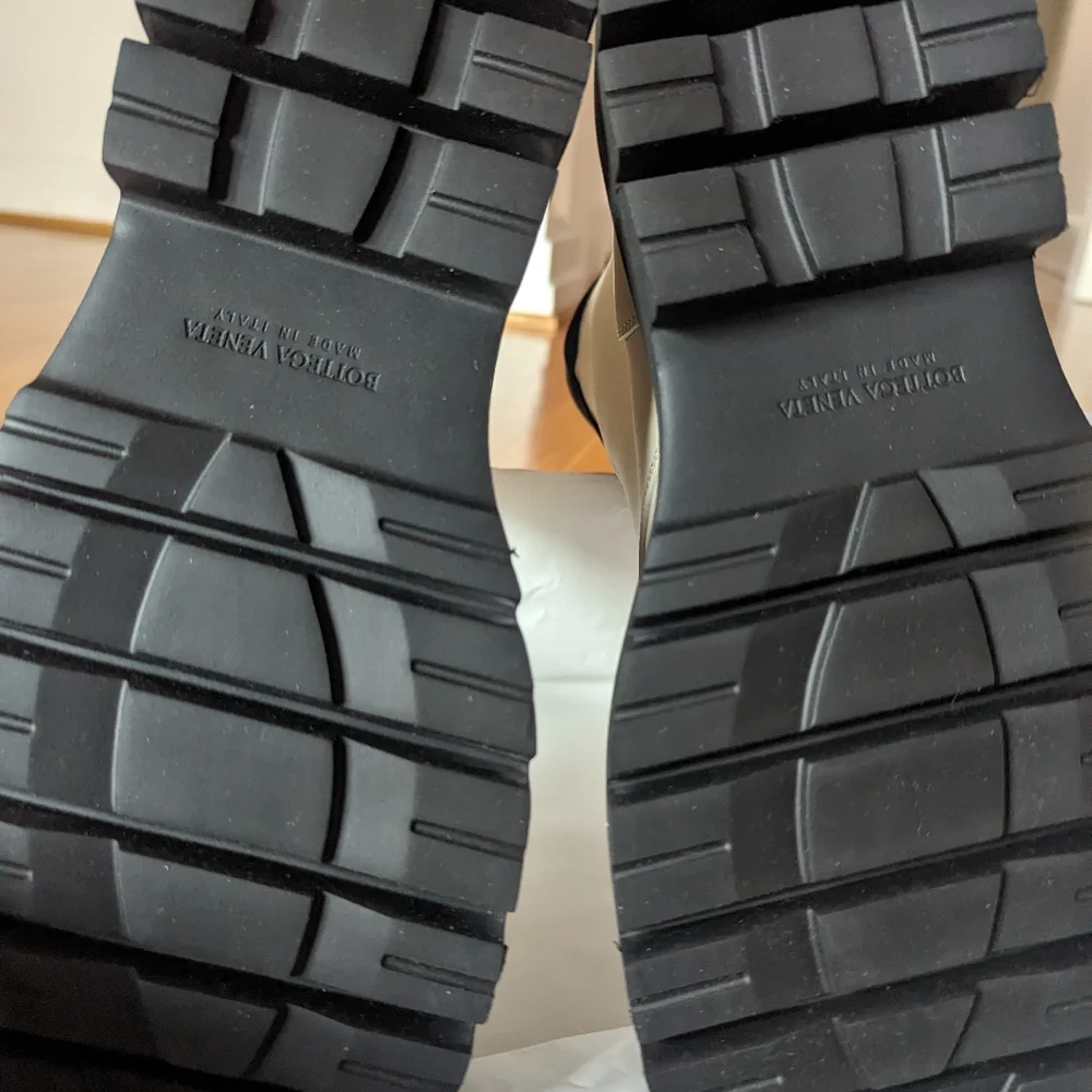Bottega Veneta Lug Lace-Up Boot. Size 39. - Picture 3 of 8